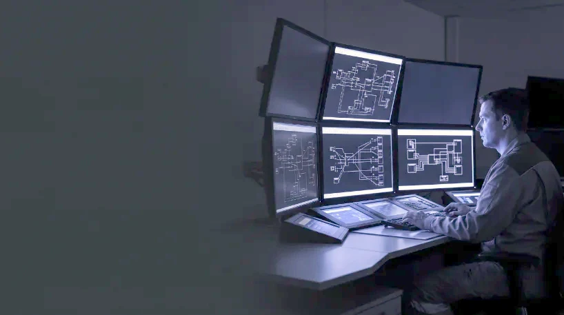 KI-generiert: Leitstand mit mehreren Monitoren und Netzdiagrammen im Halbdunkel